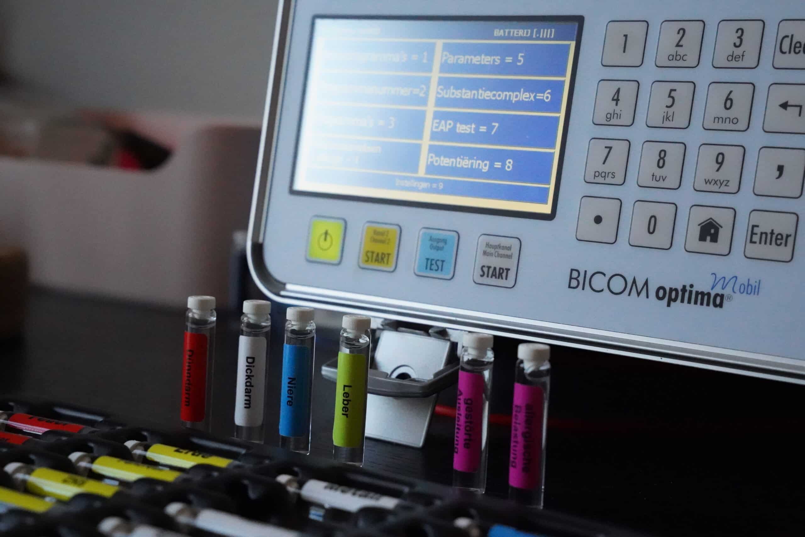 Bicom Optima met gekleurde testampullen bij Leemkuil Energie & Balans