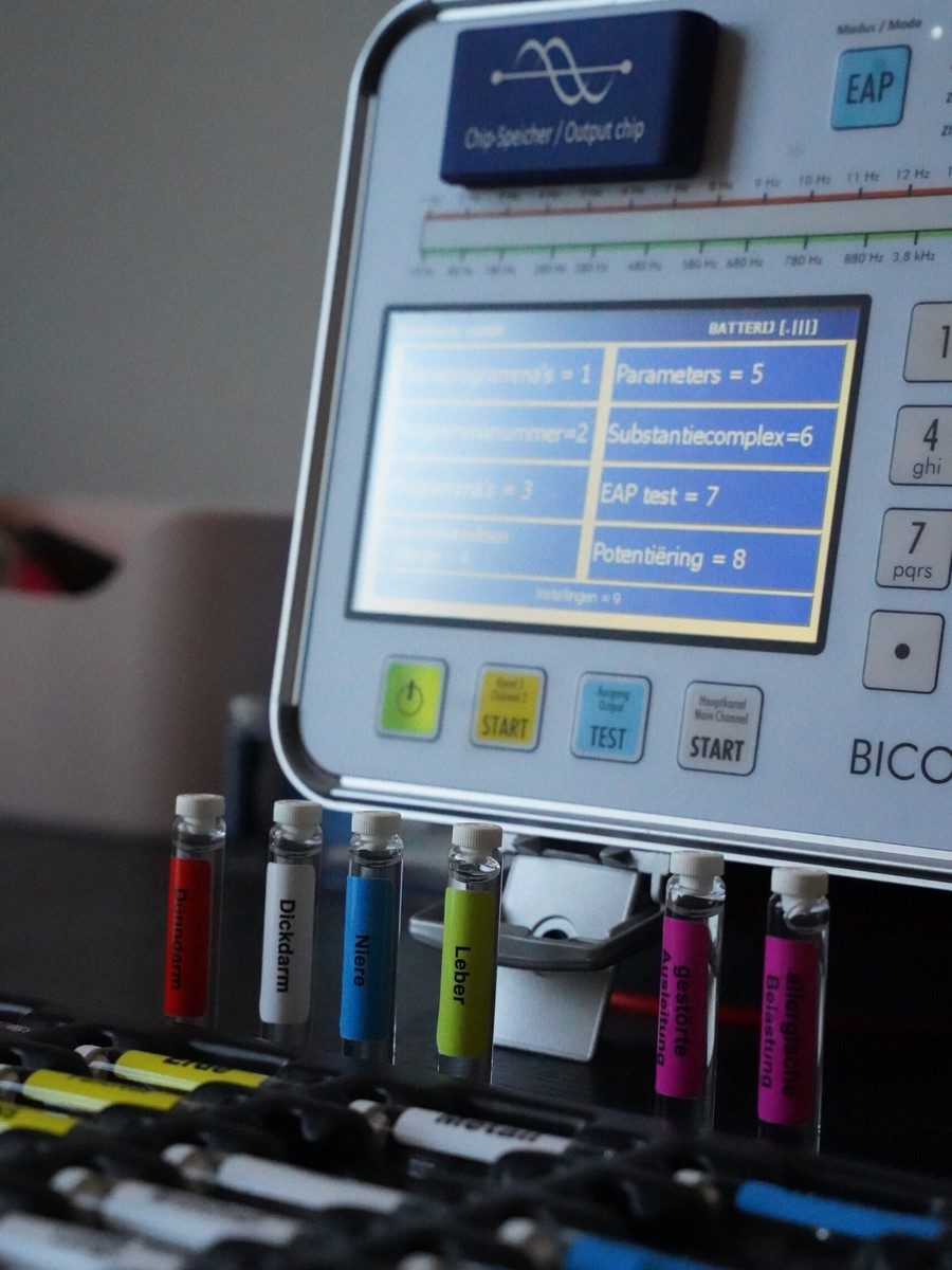 Bicom Optima met gekleurde testampullen bij Leemkuil Energie & Balans