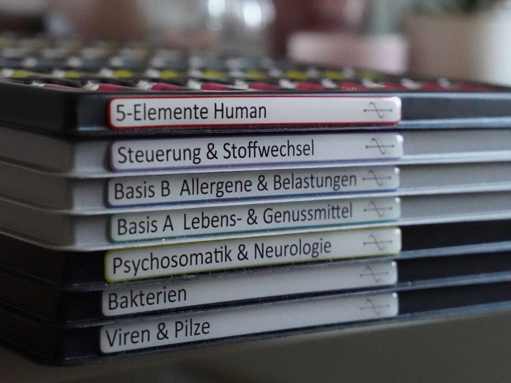 Gestapelde testtrays met ampullen voor de Bicom bij Leemkuil Energie & Balans